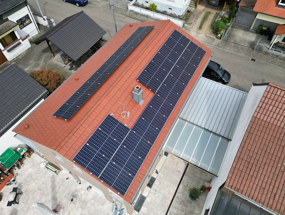Photovoltaikanlage auf einem Einfamilienhaus von dem Experten für Photovoltaikanlagen Bastian-Schmidt-GmbH aus Ötigheim.