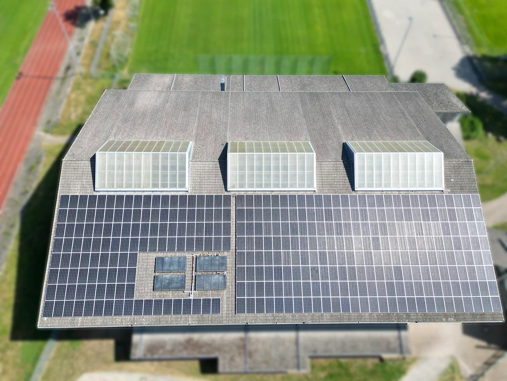 Photovoltaikanlage auf einem Vereinshaus von dem Experten für Photovoltaikanlagen Bastian-Schmidt-GmbH aus Ötigheim.